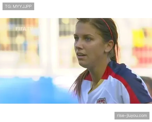 亚历克斯·摩根抱娃逛街，手上的包比我一个月房租还值钱