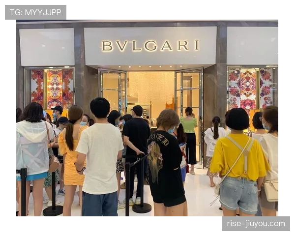 拉菲尼亚这训练完直接冲去奢侈品店刷卡的样子，真当自己是巴黎富少啊？